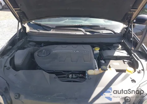 2019 Jeep Cherokee Latitude 4X4 z USA, uszkodzony, nr VIN 1C4PJMCXXKD105104